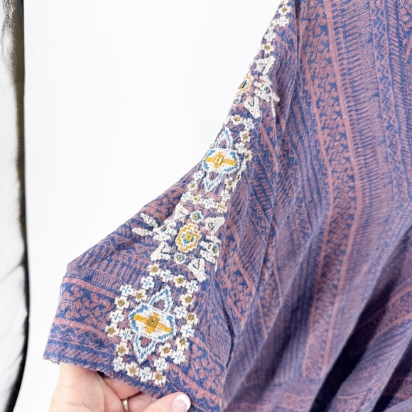 ✅ FREE PEOPLE PONCHO STYLE BATWING EMBROIDERED V-NECK TOP SIZE X-SMALL BOHO - Picture 3 of 8